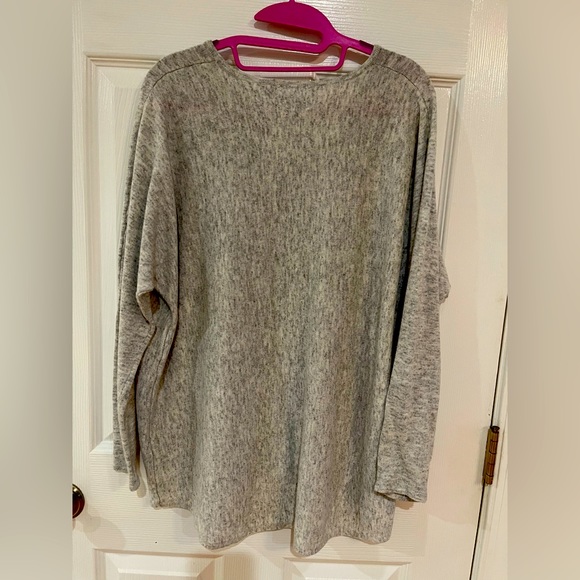 O C Sweater - Picture 4 of 9